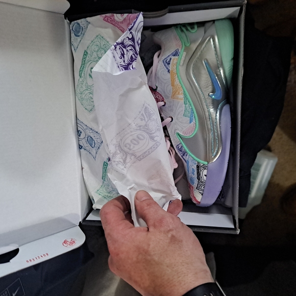 Nike LeBron XXII QS Shoes - Picture 4 of 12